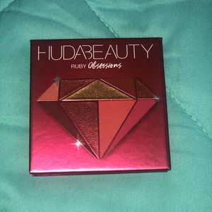 New Huda Beauty obsessions eyeshadow palette